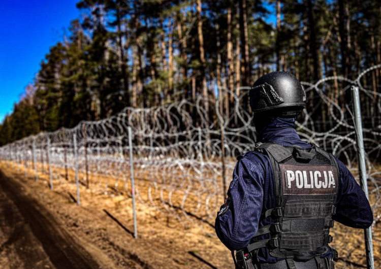 policjant na granicy polsko-białoruskiej Po 3 latach Policja kończy operację zabezpieczania granicy polsko-białoruskiej