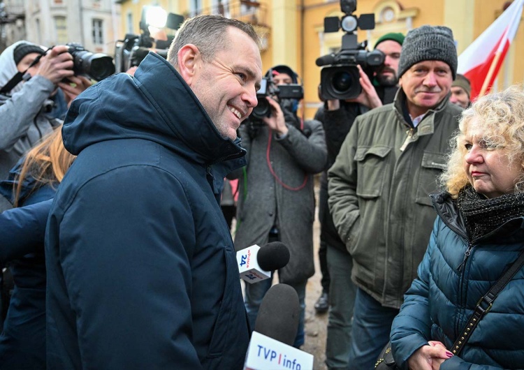 Karol Nawrocki podczas wizyty w Lądku-Zdroju Trzaskowski czy Nawrocki? Zobacz najnowszy sondaż prezydencki