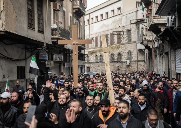 Syryjscy demonstranci Po spaleniu bożonarodzeniowej choinki w Damaszku trwają uliczne protesty 