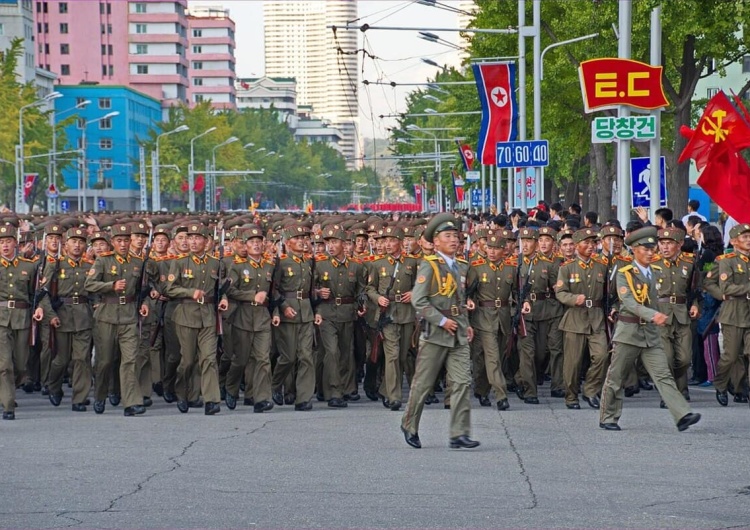 Północnokoreańscy żołnierze podczas parady wojskowej, zdjęcie podglądowe Żołnierze z Korei Północnej nie chcą się poddawać. Decydują się na drastyczny krok