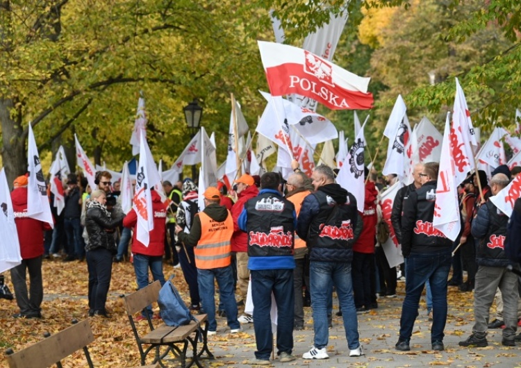 Zdjęcie z październikowego protestu pracowników Huty Częstochowa w Warszawie Związkowcy dziękują Węglokoksowi za uratowanie Huty Częstochowa