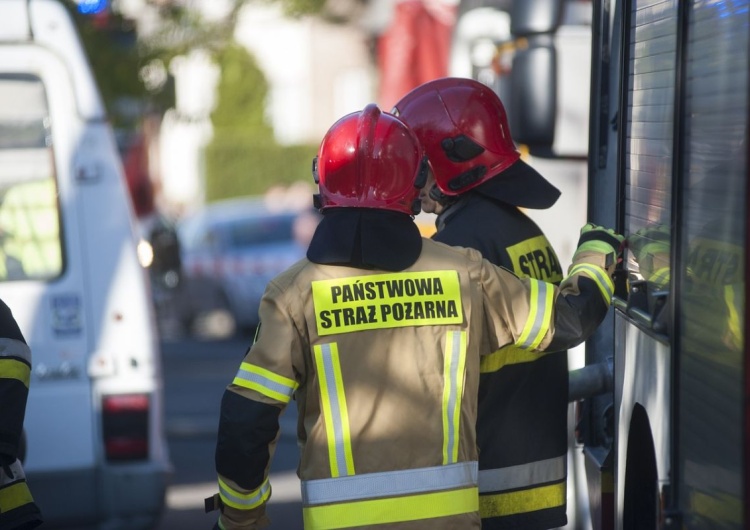 strażacy, zdj. ilustr. Dramat w Rzeszowie. Podała dziecko przez okno, a sama zginęła