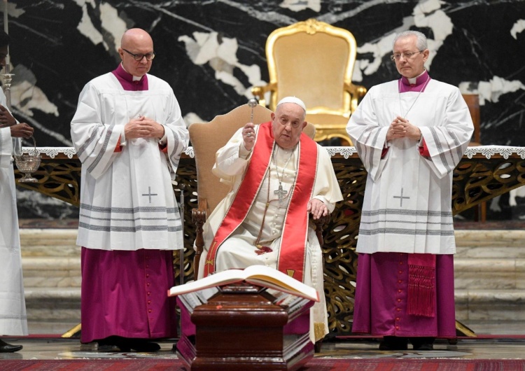 Papież Franciszek w czasie uroczystości pogrzebowych kard. Amato Pogrzeb kard. Amato: Bycie z Chrystusem zmartwychwstałym oświetlało jego ziemską drogę