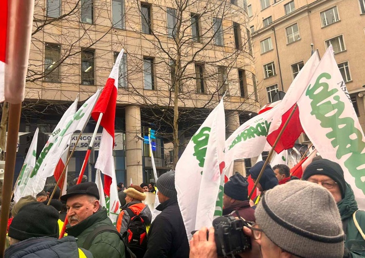 Rozpoczął się protest rolników pod siedzibą Komisji Europejskiej Protest rolników, myśliwych i transportowców