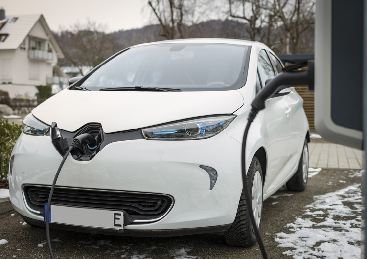 Samochód elektryczny, zdjęcie podglądowe Kryzys energetyczny w Niemczech. Pojawiły się apele o zaprzestanie ładowania samochodów elektrycznych