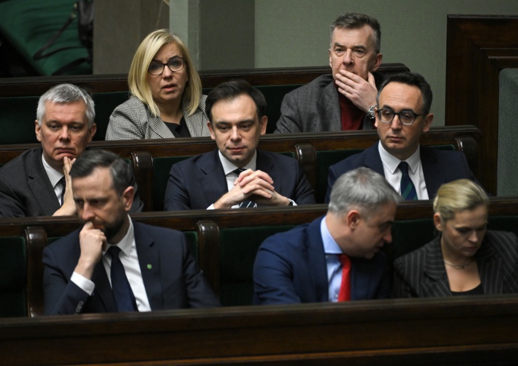 Minister Andrzej Domanski (w srodku) Po oświadczeniu Domańskiego. 