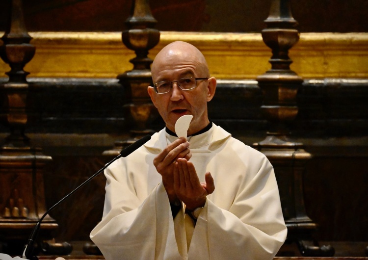 abp Adrian Galbas SAC Abp Galbas przy grobie św. Jana Pawła II: Chrystus wchodzi w nasze burze