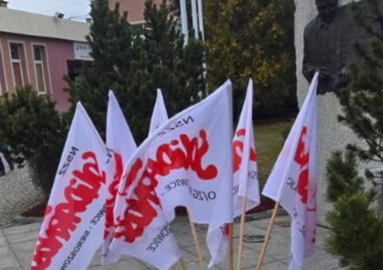 Flagi Solidarności przed ZG Polkowice-Sieroszowice Flagi Solidarności wróciły przed budynek ZG Polkowice-Sieroszowice