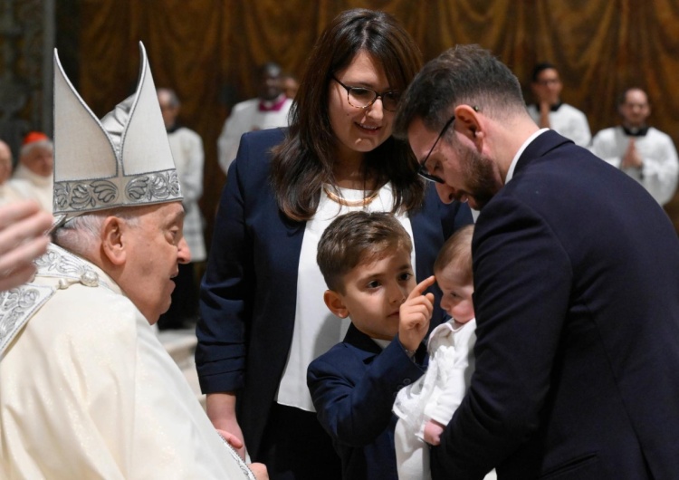 Papież Franciszek udzielający chrztu Papież ochrzcił 21 dzieci: Do każdego Bóg mówi - jesteś moim dzieckiem, kocham cię