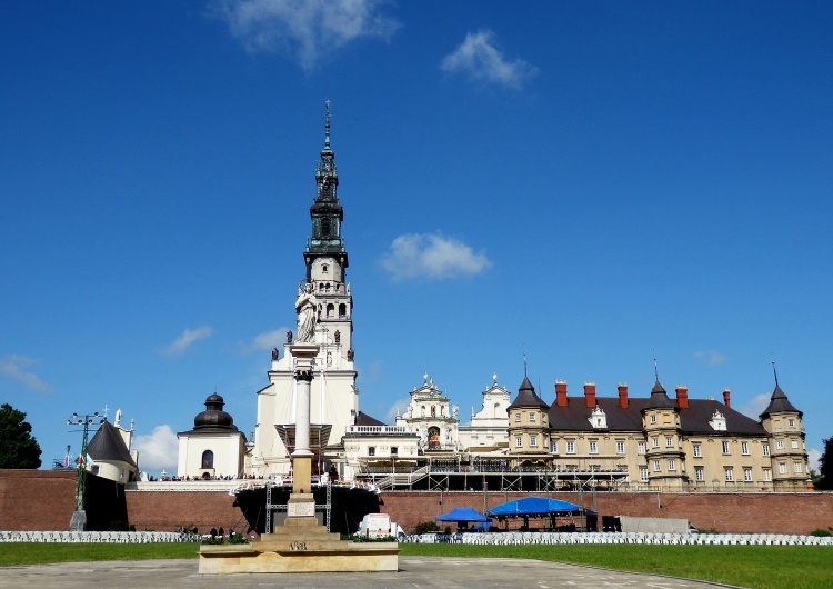 klasztor na Jasnej Górze Spotkanie kibiców z Karolem Nawrockim na Jasnej Górze. Przeor klasztoru zabrał głos