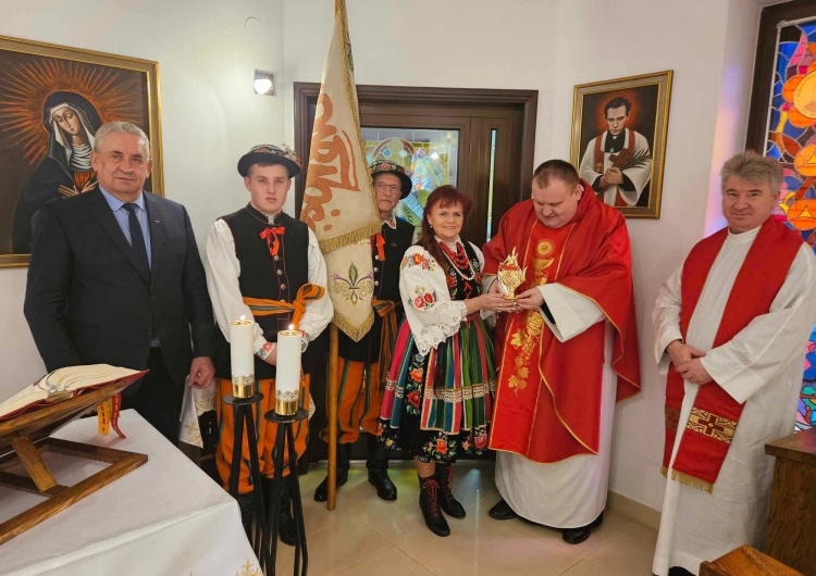 Relikwie bł. ks. Popiełuszki Relikwie bł. ks. Popiełuszki trafiły do parafii w Bobrownikach