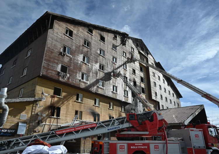 Zniszczenia po pożarze w hotelu w ośrodku narciarskim Kartalkaya w Turcji Turcja: Wzrósł bilans ofiar po pożarze w hotelu