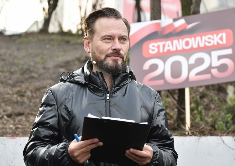 Krzysztof Stanowski podczas akcji zbierania podpisów Krzysztof Stanowski ogłosił start w wyborach. Jest pierwszy sondaż