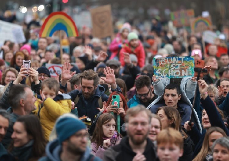 Wiec przeciwko skrajnej prawicy pod Bramą Brandenburską w Berlinie, Niemcy, 25 stycznia 2025 r Marcin Bąk: Czy wyciągną progresywnej lewicy wtyczkę z kontaktu?