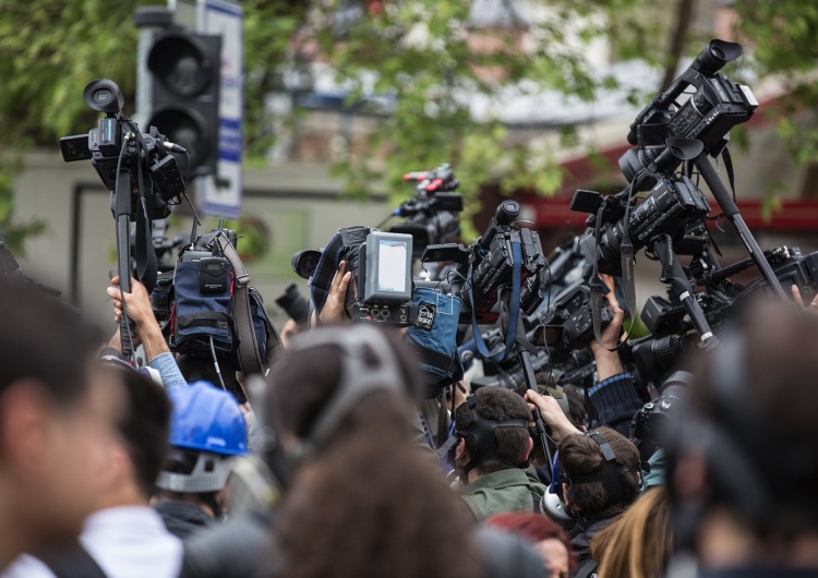 Media, kamery, zdjęcie podglądowe Uśmiechnięci dziennikarze na 