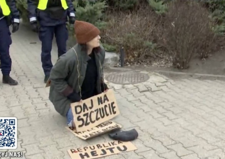 Prowokatorzy pod siedzibą Telewizji Republika Grupa prowokatorów pod siedzibą Telewizji Republika. Na miejsce przybyła policja