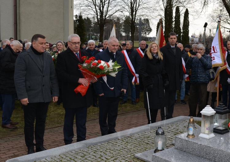 Złożenie kwiatów na grobie ks. Suchowolca Podlaska Solidarność uczciła pamięć ks. Stanisława Suchowolca