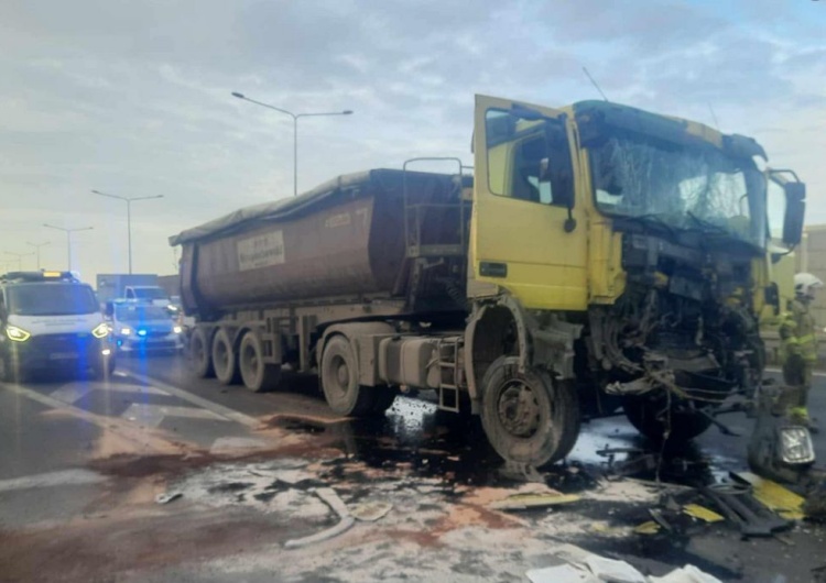 zderzenie ciężarówek Zderzenie ciężarówek pod Warszawą. Gigantyczny korek na dojeździe do stolicy