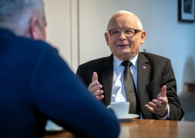 Prezes PiS Jarosław Kaczyński PiS buduje przewagę. Jest nowy sondaż 