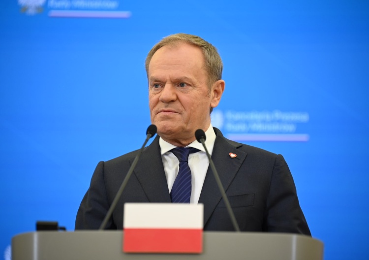 Premier Donald Tusk Premier Tusk nie zdymisjonuje minister Nowackiej. Są gorące komentarze