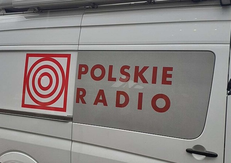 Furgonetka z logiem Polskiego Radia Polskie Radio zawiesiło audycję znanego dziennikarza. Podano nieoficjalne powody