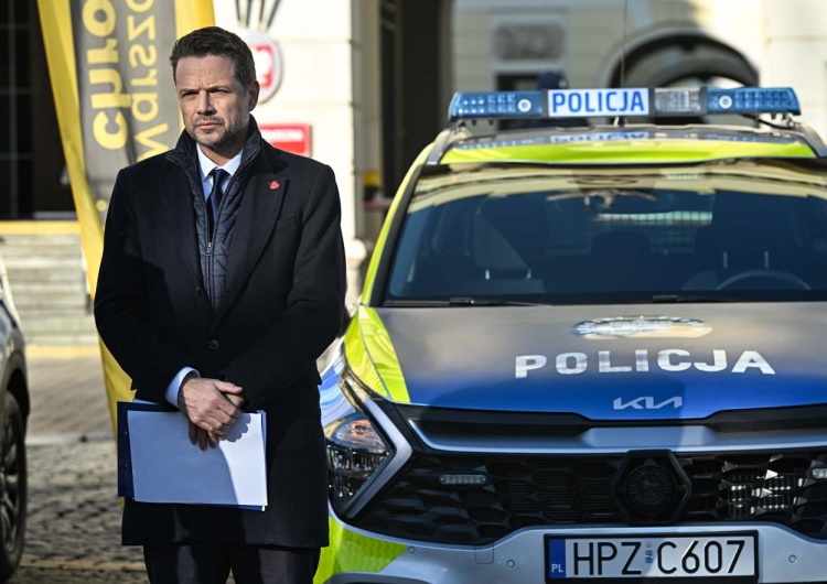 Prezydent Warszawy Rafał Trzaskowski podczas przekazania policjantom pojazdów służbowych oraz specjalistycznego sprzętu Będzie zawiadomienie do prokuratury ws. Trzaskowskiego