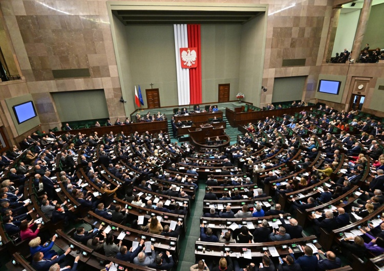 Obrady Sejmu RP Znamienny sondaż. Zjednoczona Prawica wyprzedza KO, Konfederacja na trzecim miejscu