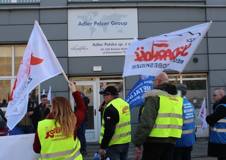 Pikieta przed Adler Polska Jest porozumienie w spółce Adler Polska