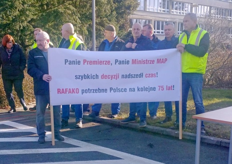 Pracownicy Rafako - zdjęcie poglądowe Związkowcy z Rafako i samorządowcy z Raciborza apelują o interwencję premiera