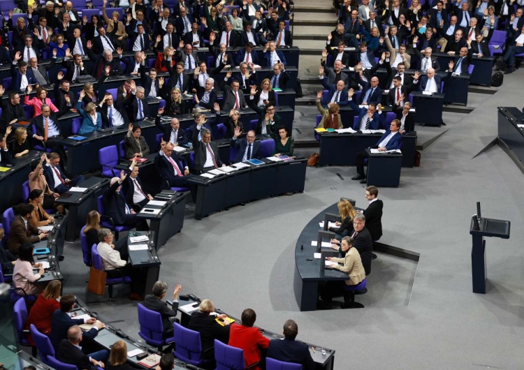 Bundestag Zaskoczenie w Bundestagu. Projekt o ograniczeniu imigracji odrzucony