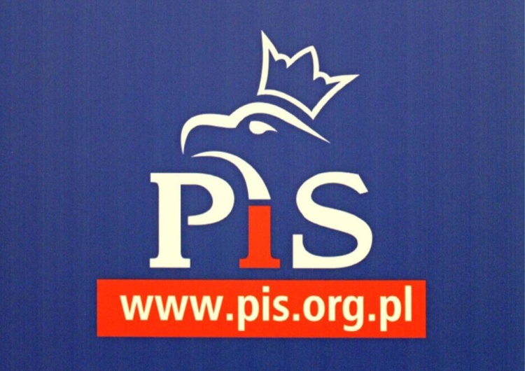 Logo PiS Dziwna konstrukcja stanęła przed siedzibą klubu PiS. Opublikowano zdjęcie