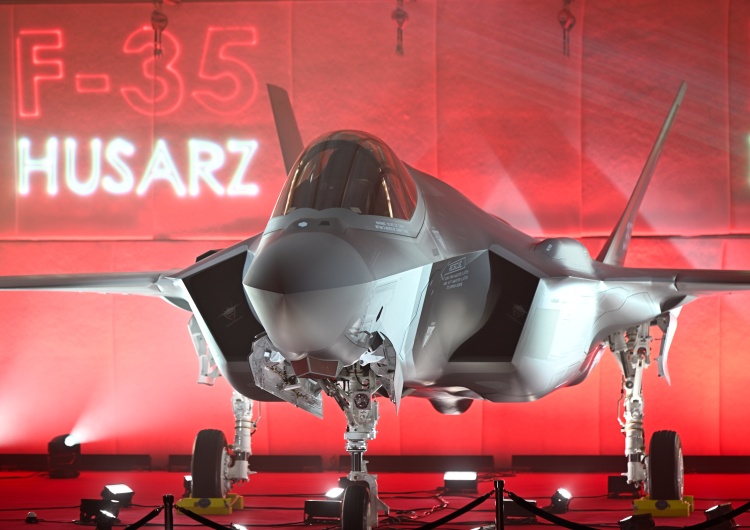 Pierwszy egzemplarz wyprodukowanego dla Sił Zbrojnych RP wielozadaniowego samolotu bojowego F-35 Husarz Pierwszy lot polskiego pilota na F-35. Jest nagranie