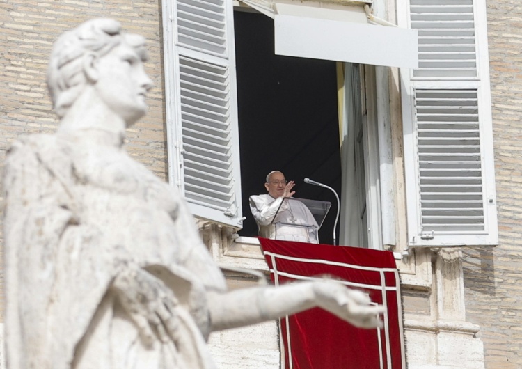 Papież Franciszek Franciszek: Bóg jest obecny pośród swojego ludu, bo żyje jak człowiek wśród ludzi