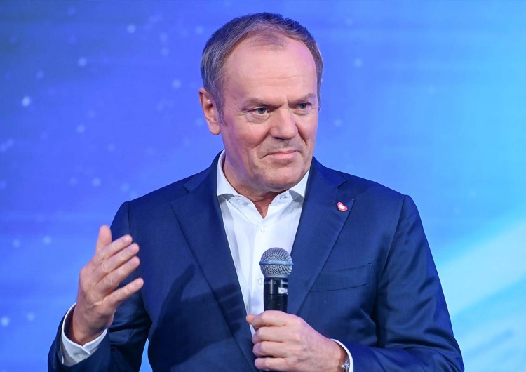 Donald Tusk Portal Axel Springer: Rząd Tuska zabiera ostatnią deskę ratunku