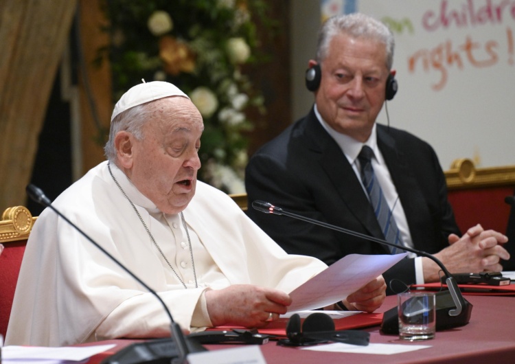 Od lewej: Franciszek, Al Gore Papież ma zapalenie oskrzeli. Audiencje przeniesione