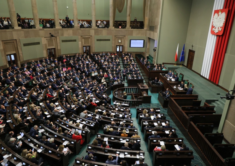 Posiedzenie Sejmu Jest nowy sondaż partyjny CBOS