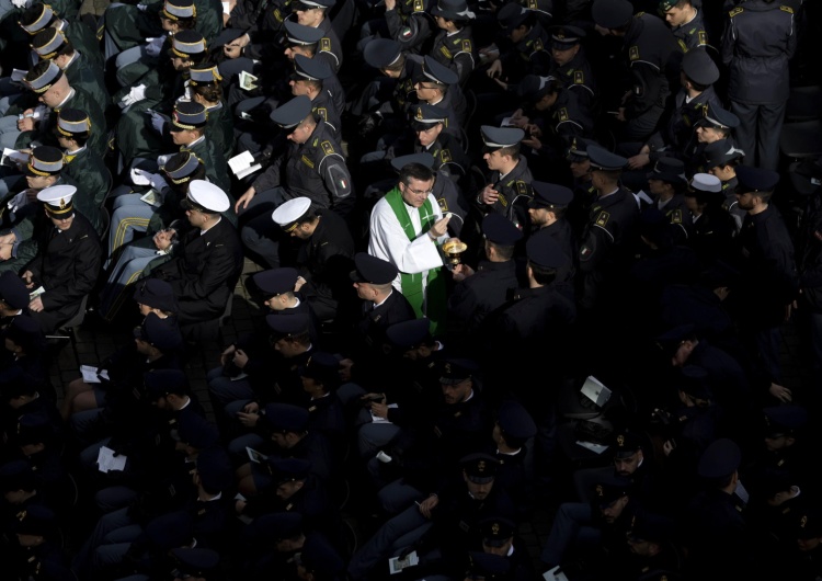 Jubileusz Wojska, Policji i Służb Mundurowych. Żołnierze w czasie Mszy św. na pl. Św. Piotra Jubileusz Wojska, Policji i Służb Bezpieczeństwa: w Watykanie 30 tys. uczestników ze 100 państw 