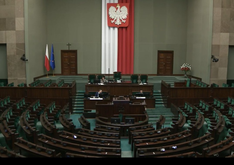 Sejm Publiczne przeprosiny lub utrata części uposażenia. Nowe przepisy uderzą w opozycję?