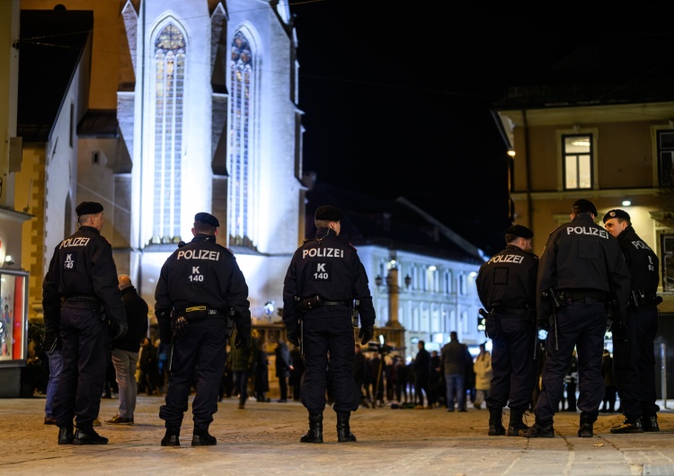 Policjanci zabezpieczają teren po ataku nożem w Villach w Austrii Atak nożownika w Austrii. Nowe niepokojące doniesienia