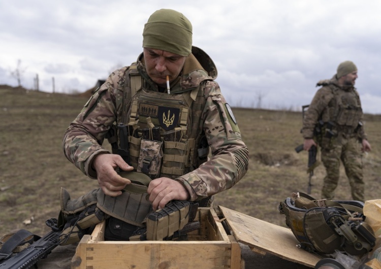 Ukraiński żołnierz, zdjęcie podglądowe Czy Polacy wierzą w zawieszenie broni na Ukrainie? Są wyniki sondażu