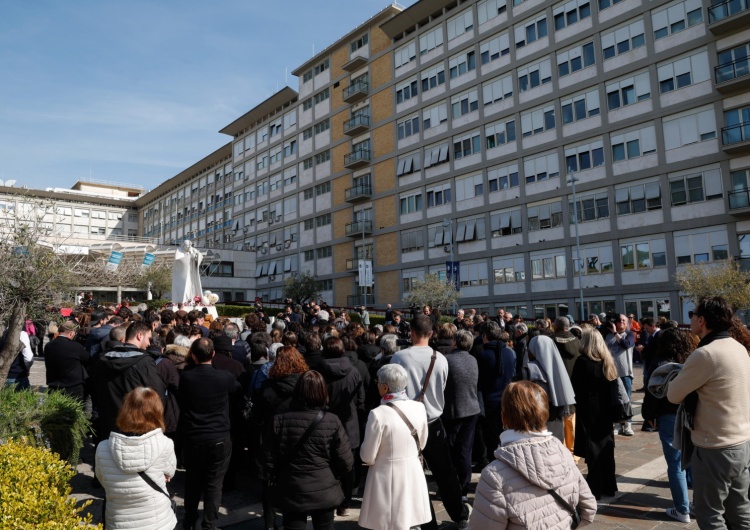 Modlitwa pod Kliniką Gemelli Jeśli papież tymczasowo nie może sprawować urzędu