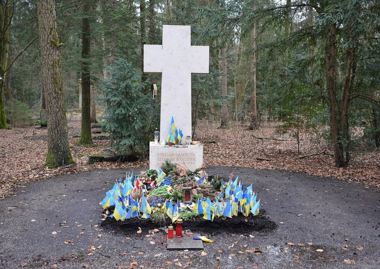 Grób Stepana Bandery w Monachium Tiktoker wypróżnił się na grób Stepana Bandery