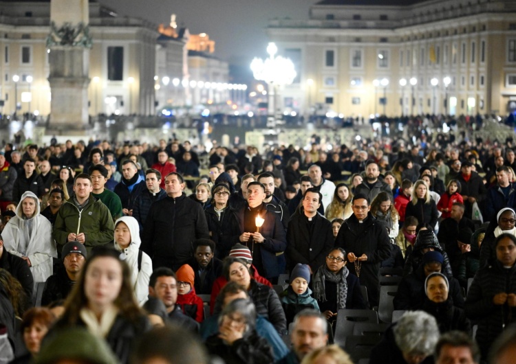 Wierni na placu św. Piotra Jest nowy komunikat Watykanu ws. papieża Franciszka