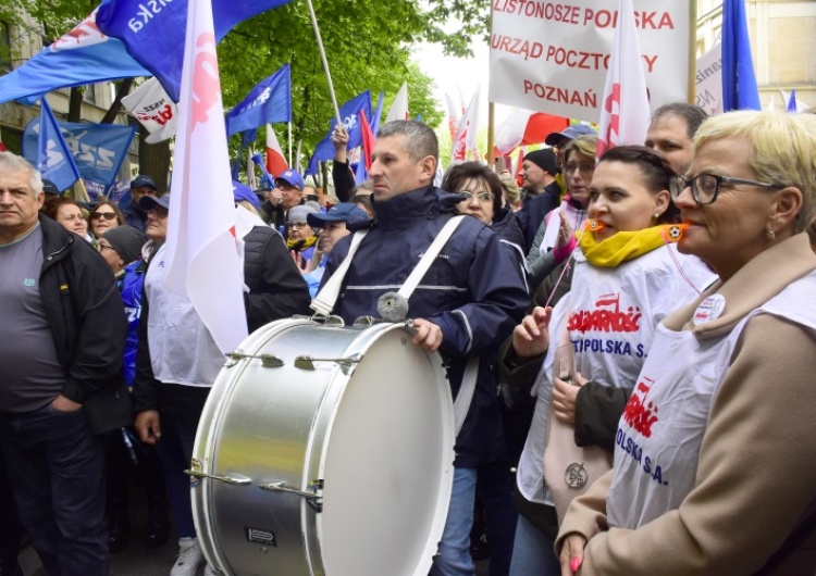 Pikieta pracowników Poczty Polskiej - zdjęcie poglądowe Już jutro w Warszawie pikieta solidarnościowa wspierająca pracowników Poczty Polskiej