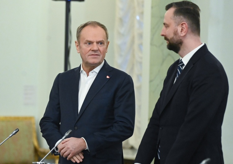 Donald Tusk Premier Tusk porusza się o kulach. Co się stało?