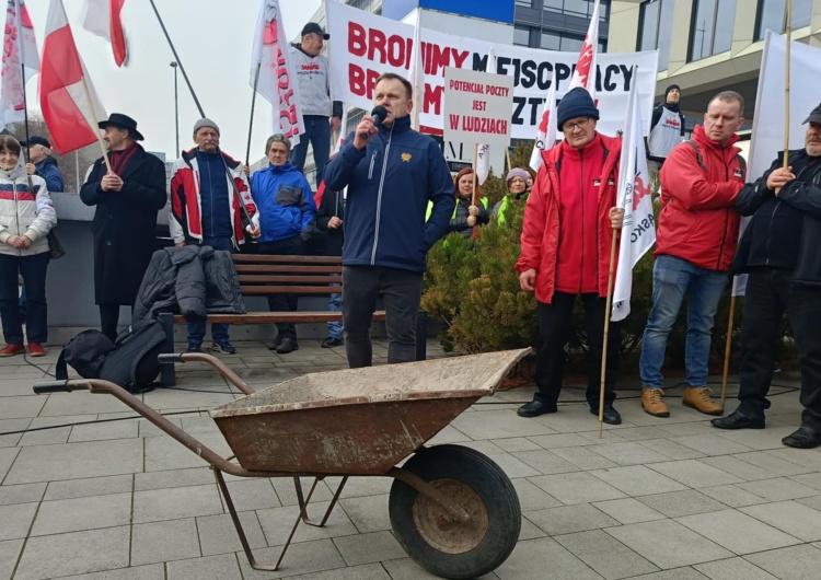 Protest przed siedzibą Poczty Polskiej Trwa pikieta Solidarności przed centralą Poczty Polskiej w Warszawie