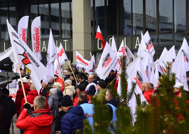 Protest przed siedzibą Poczty Polskiej „Poczta polska, nie niemiecka”. Protest NSZZ „Solidarność” w obronie Poczty Polskiej