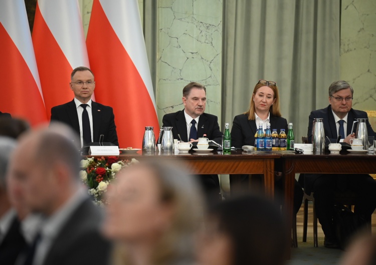 Posiedzenie Rady Dialogu Społecznego w Pałacu Prezydenckim Piotr Duda: Mamy dzisiaj tłusty czwartek, ale rynek pracy do tłustych nie należy