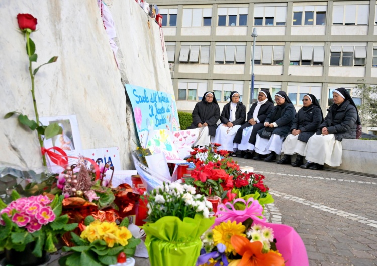 Modlitwa w intencji Franciszka przed Kliniką Gemelli Klinika Gemelli: ogólna poprawa stanu zdrowia Franciszka, konieczne są dalsze dni stabilizacji