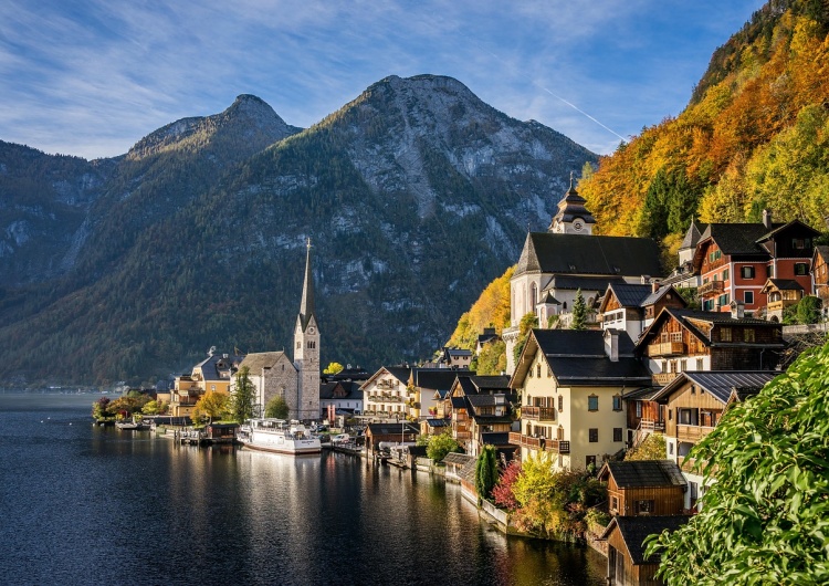 Hallstatt w Alpach austriackich Niemcy ciągną w Austrię w dół, ale turystyka ma się lepiej